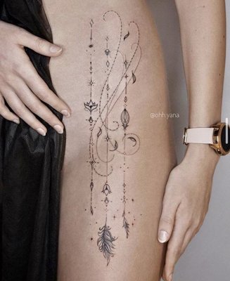 Tatouage plume très original sur les côtes